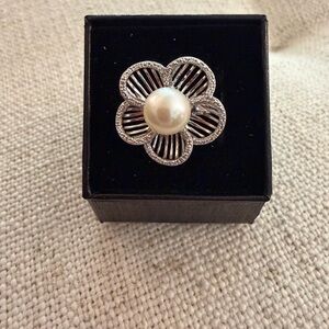 Elegant Silver and Pearl Flower Ring